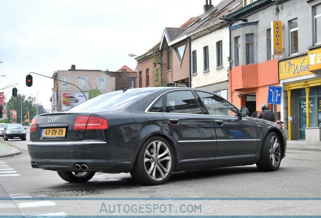 Audi S8 D3