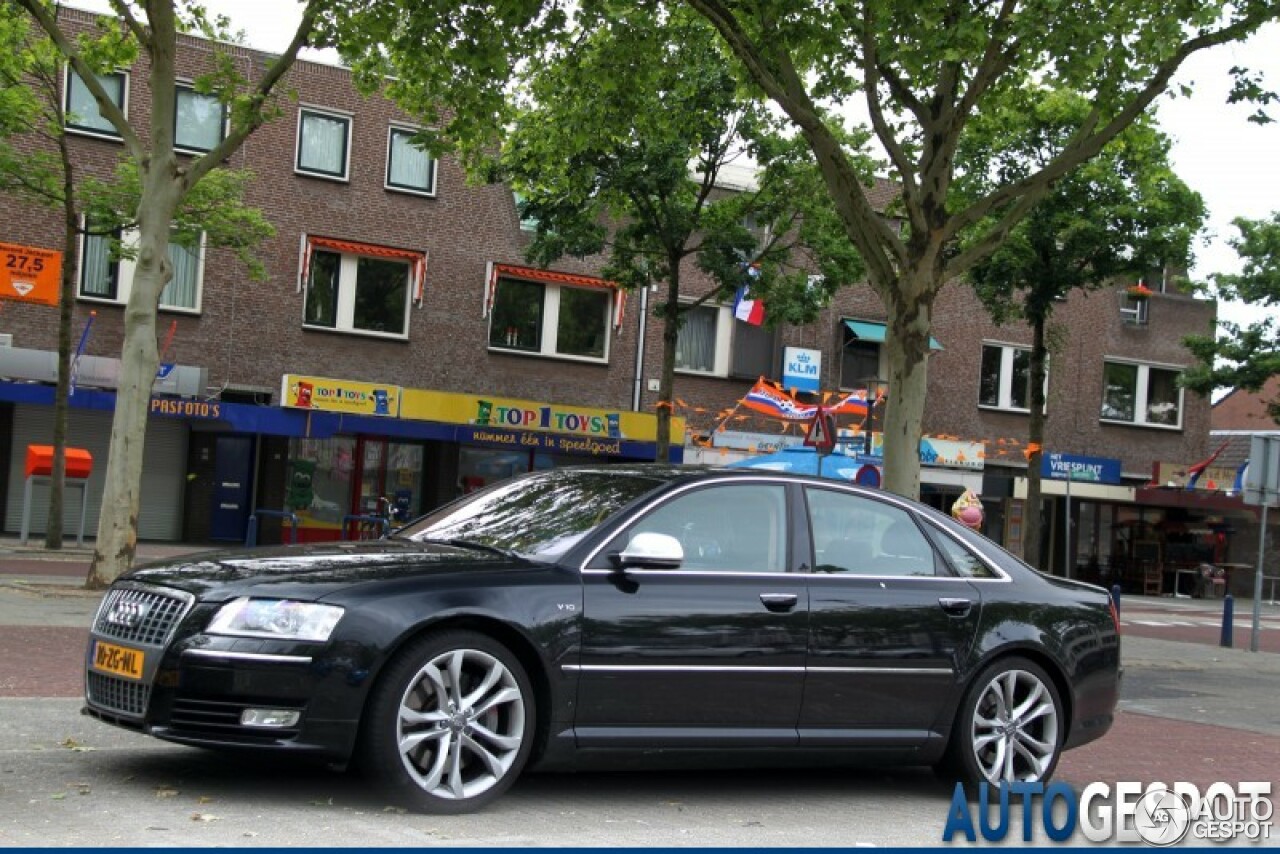 Audi S8 D3