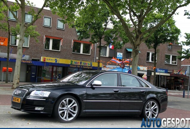 Audi S8 D3