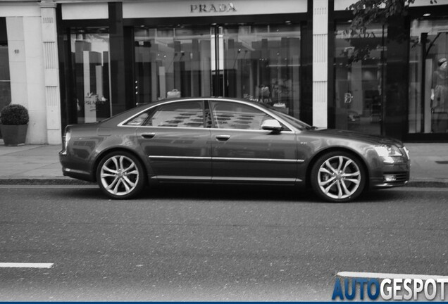 Audi S8 D3