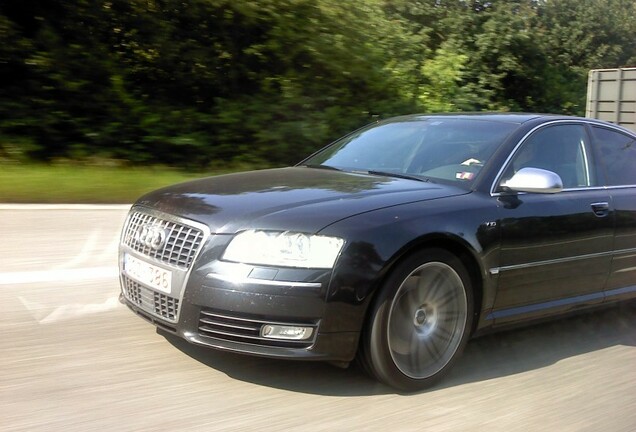 Audi S8 D3