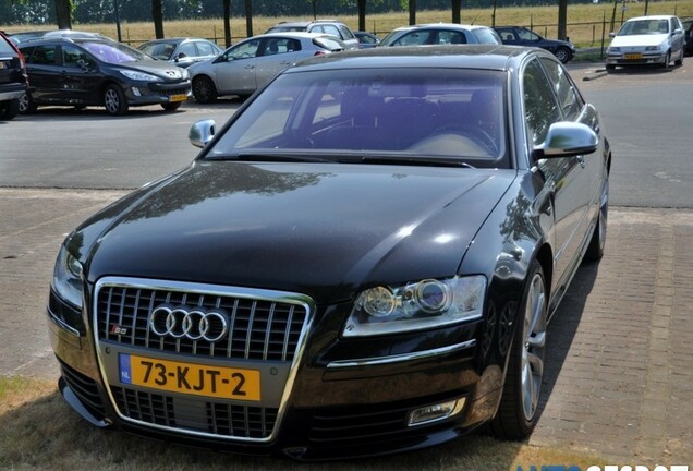 Audi S8 D3