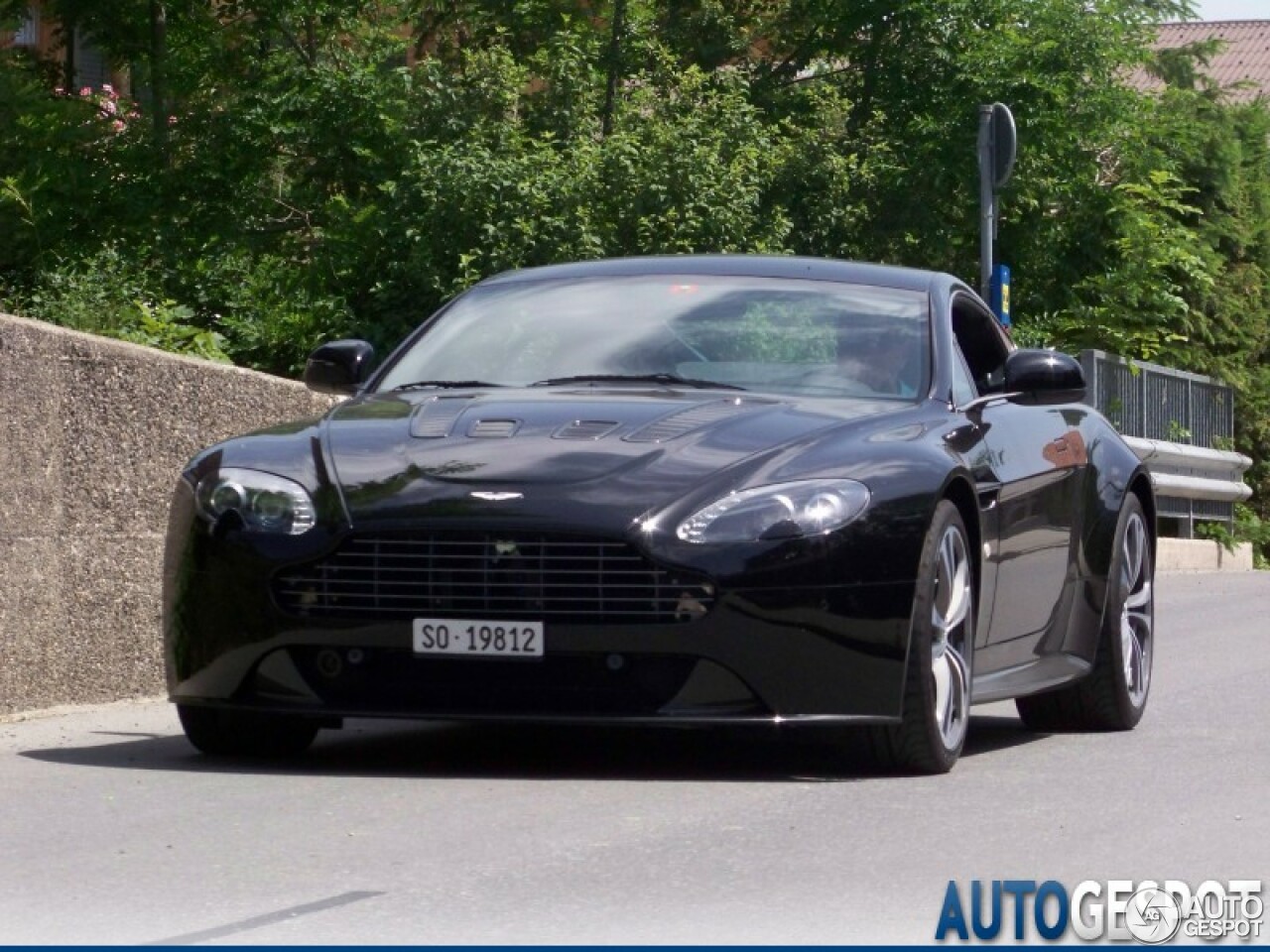 Aston Martin V12 Vantage Carbon Black Edition