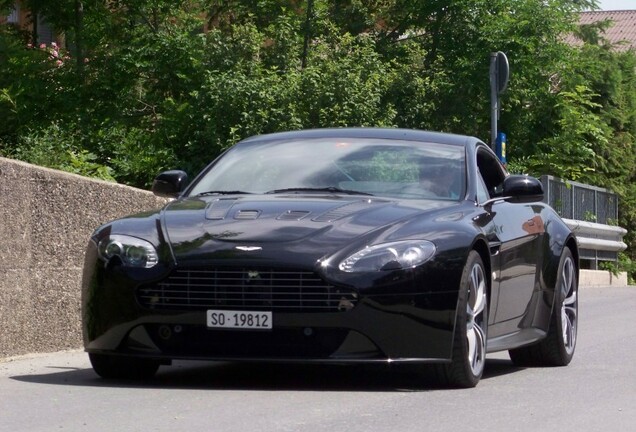 Aston Martin V12 Vantage Carbon Black Edition