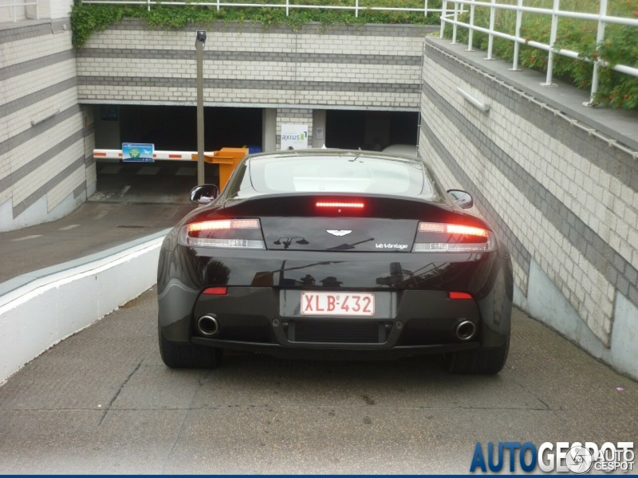 Aston Martin V12 Vantage Carbon Black Edition