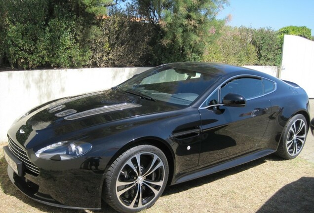 Aston Martin V12 Vantage Carbon Black Edition