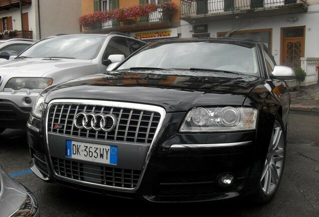 Audi S8 D3