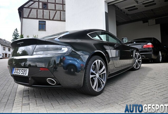 Aston Martin V12 Vantage Carbon Black Edition