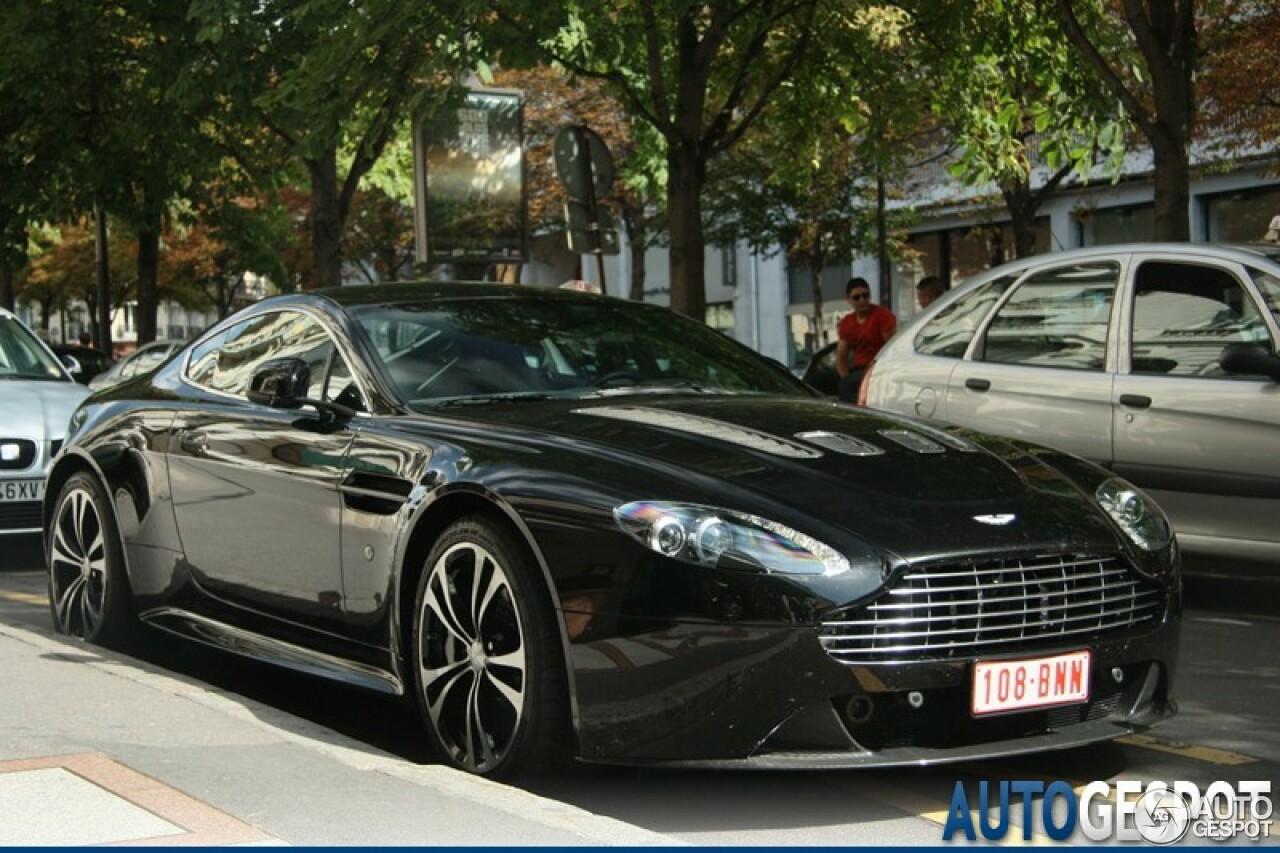 Aston Martin V12 Vantage Carbon Black Edition