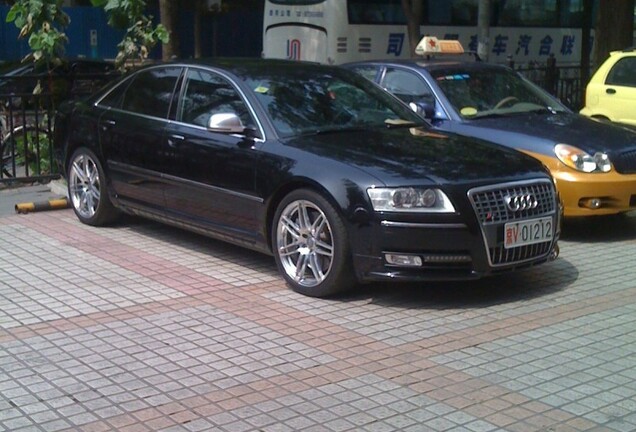 Audi S8 D3