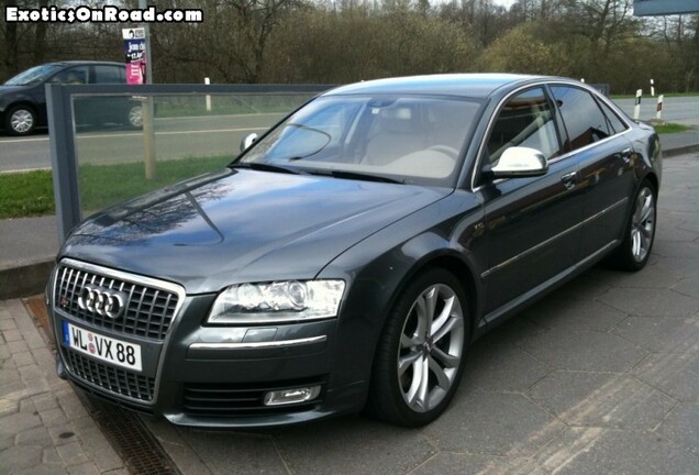 Audi S8 D3