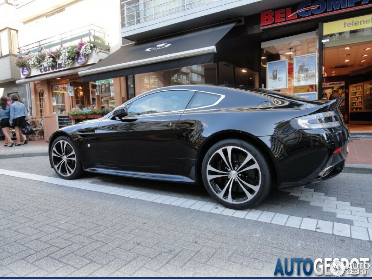 Aston Martin V12 Vantage Carbon Black Edition