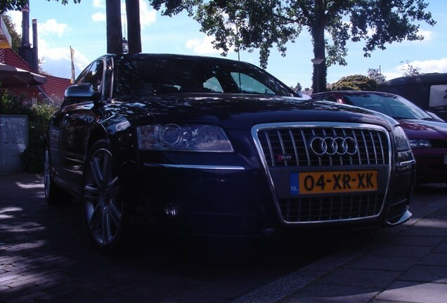 Audi S8 D3