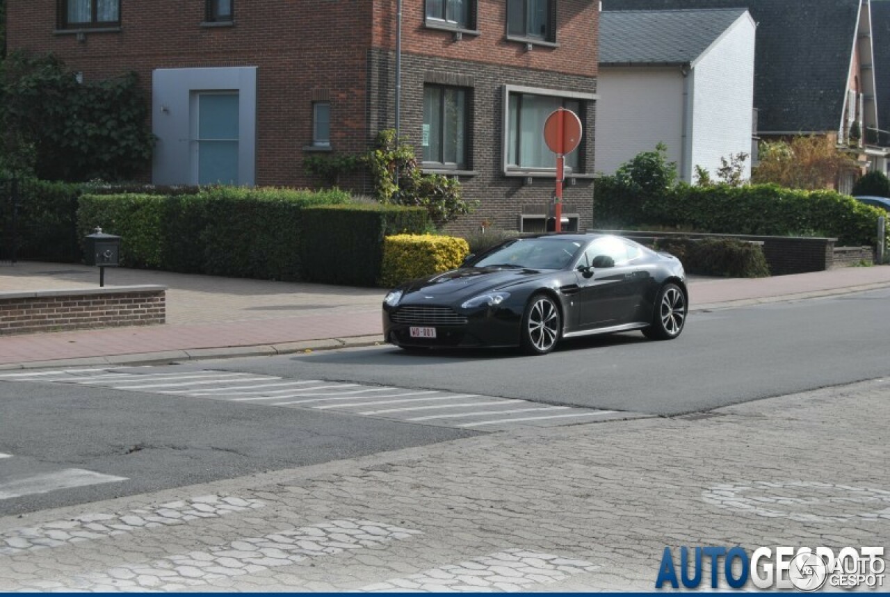 Aston Martin V12 Vantage Carbon Black Edition