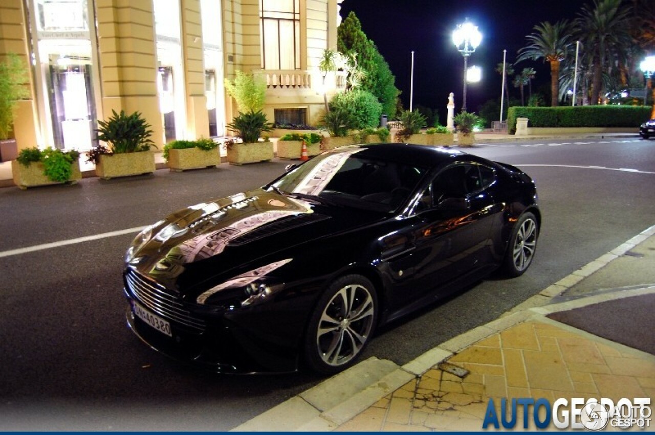 Aston Martin V12 Vantage Carbon Black Edition