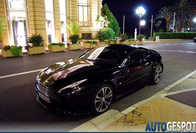 Aston Martin V12 Vantage Carbon Black Edition