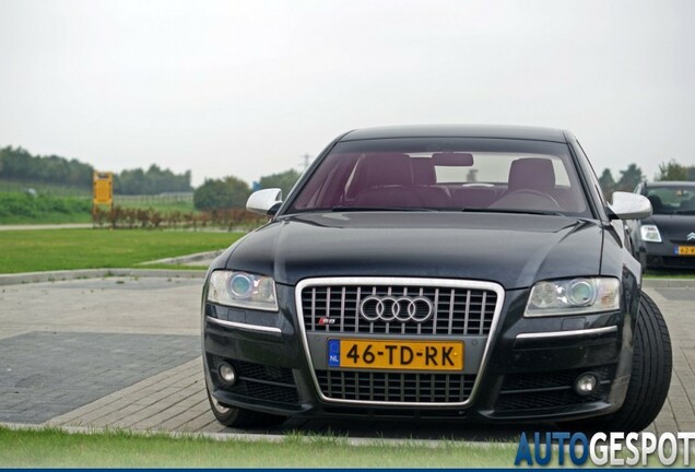 Audi S8 D3