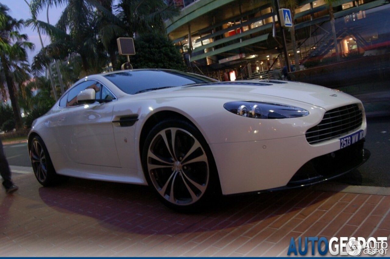 Aston Martin V12 Vantage Carbon Black Edition