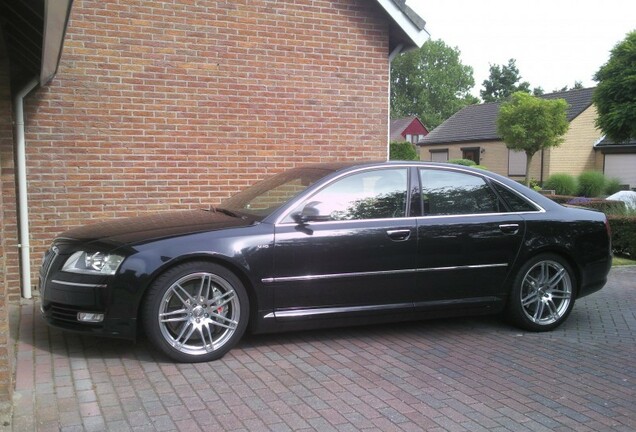 Audi S8 D3