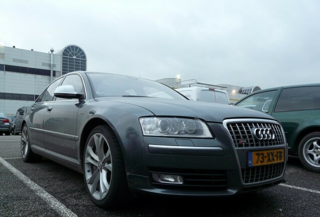 Audi S8 D3