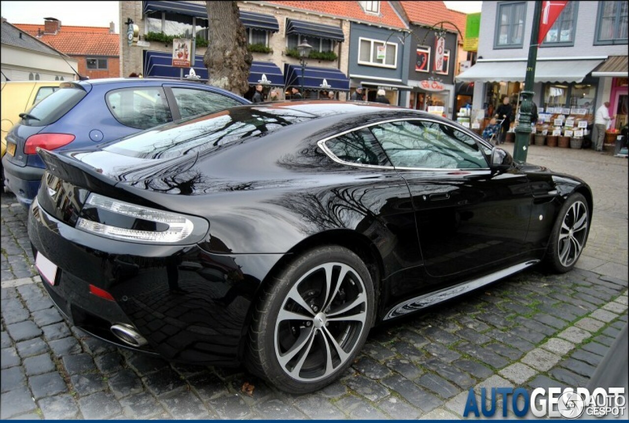 Aston Martin V12 Vantage Carbon Black Edition