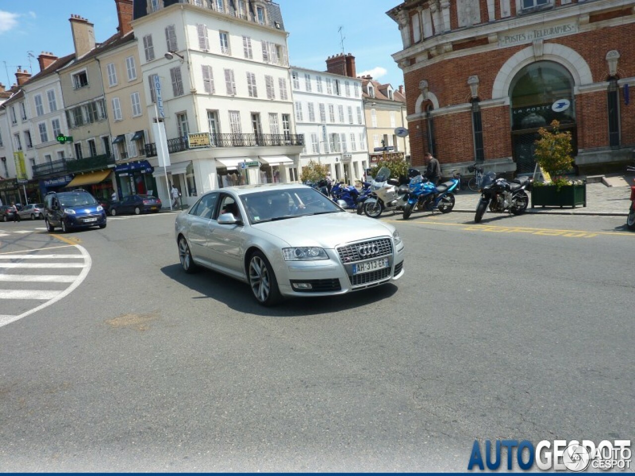 Audi S8 D3