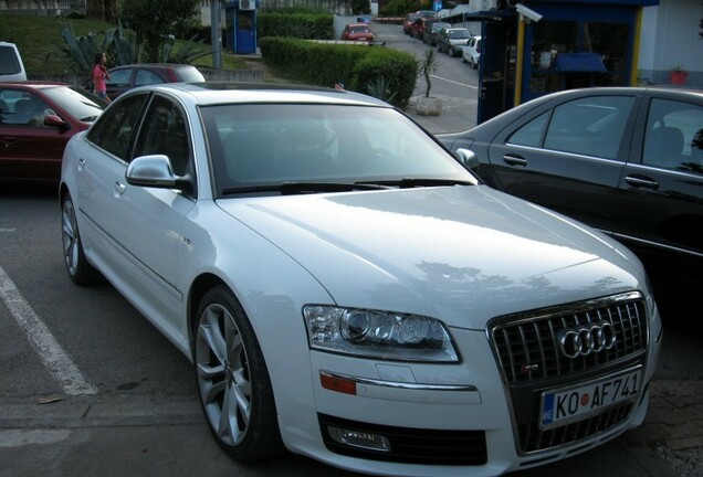 Audi S8 D3