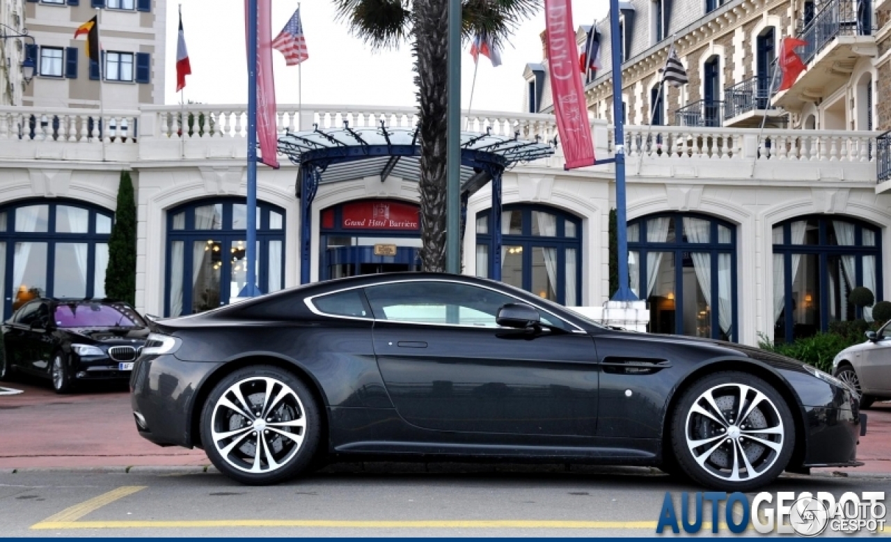 Aston Martin V12 Vantage Carbon Black Edition