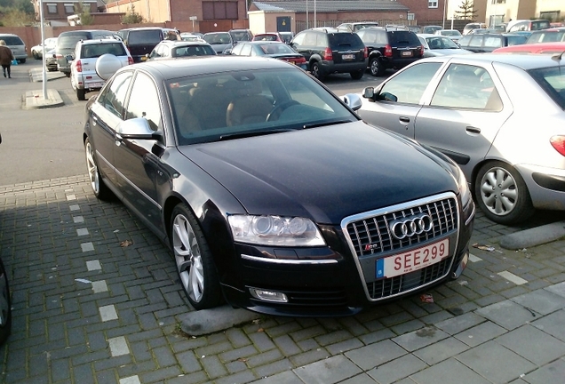 Audi S8 D3