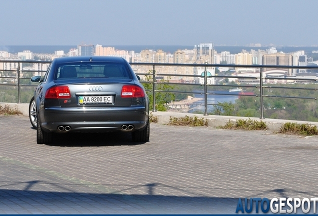 Audi S8 D3