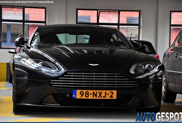 Aston Martin V12 Vantage Carbon Black Edition