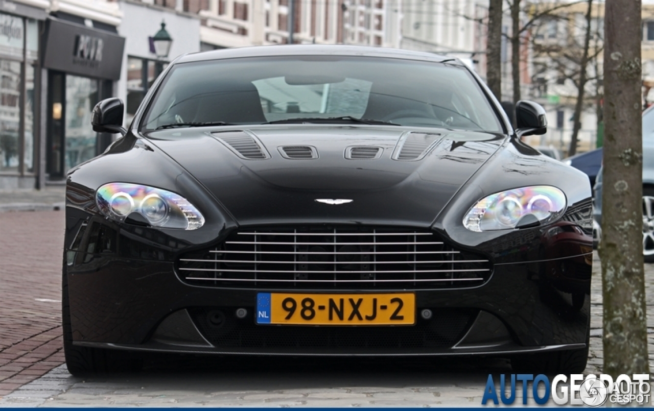 Aston Martin V12 Vantage Carbon Black Edition