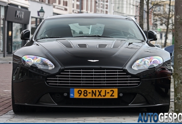 Aston Martin V12 Vantage Carbon Black Edition