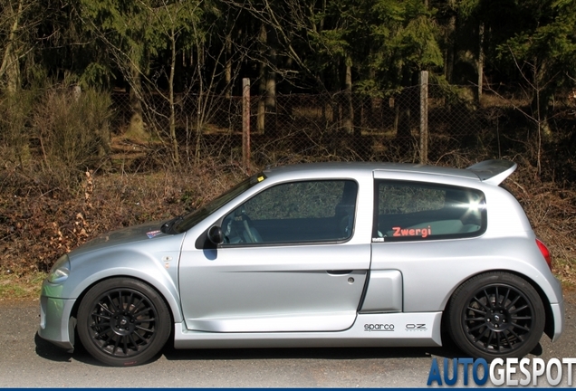 Renault Clio V6