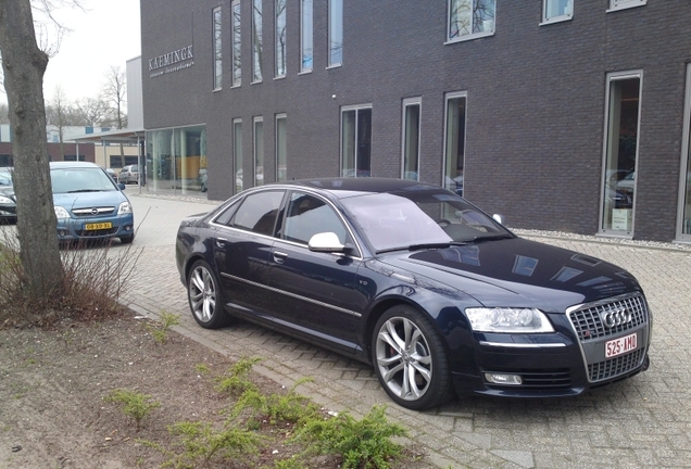 Audi S8 D3