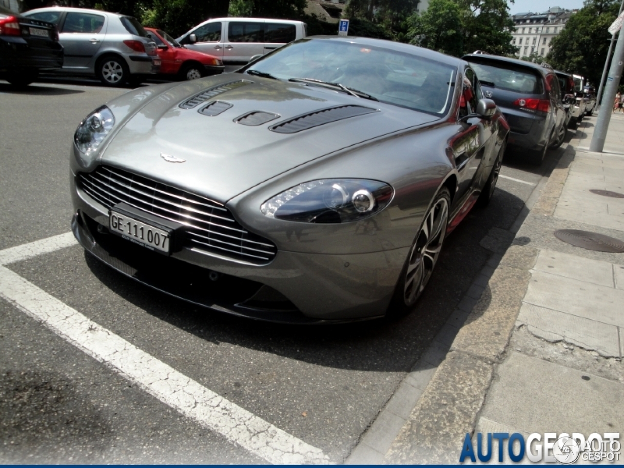 Aston Martin V12 Vantage