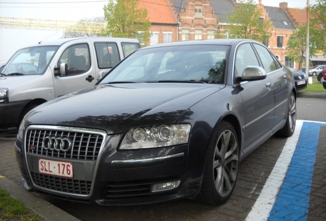 Audi S8 D3