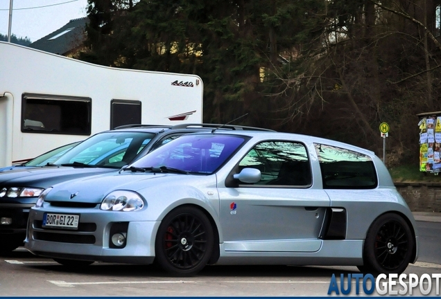 Renault Clio V6