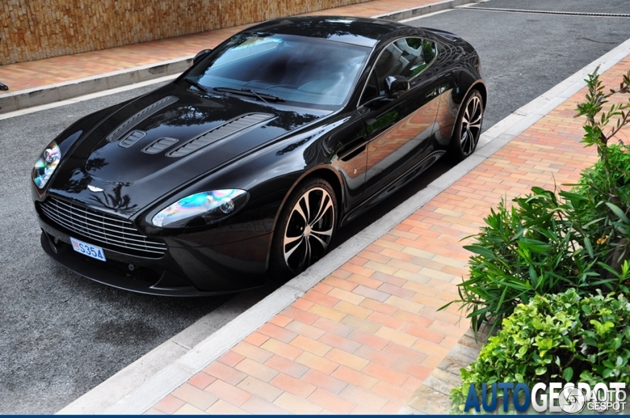 Aston Martin V12 Vantage Carbon Black Edition