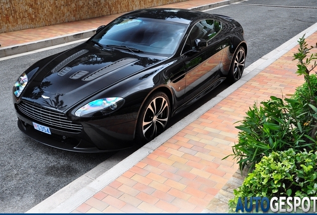 Aston Martin V12 Vantage Carbon Black Edition