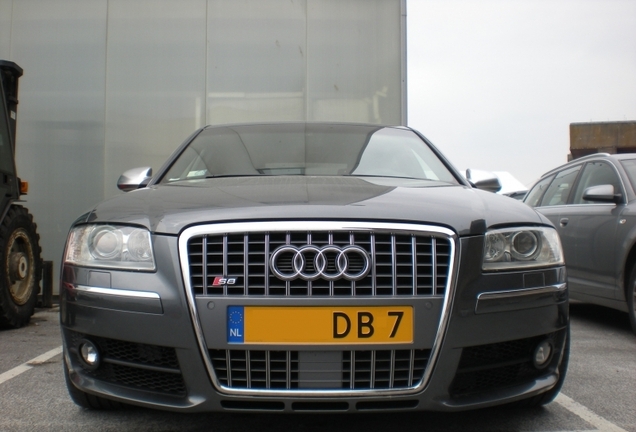 Audi S8 D3