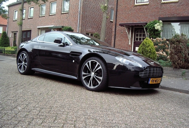 Aston Martin V12 Vantage Carbon Black Edition