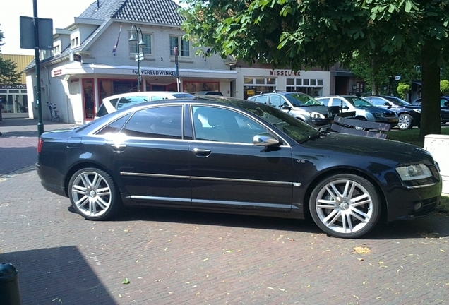 Audi S8 D3