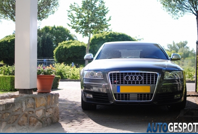 Audi S8 D3