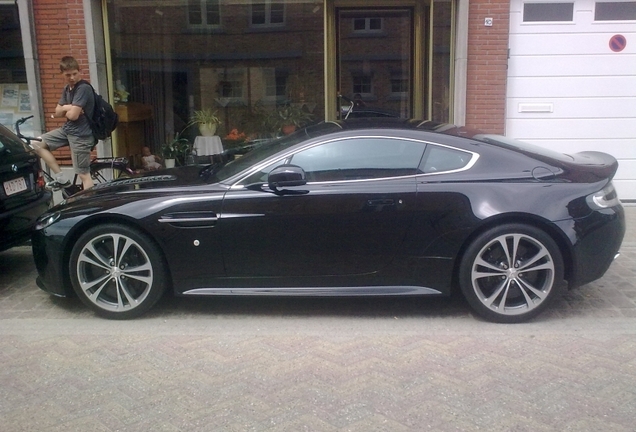 Aston Martin V12 Vantage Carbon Black Edition