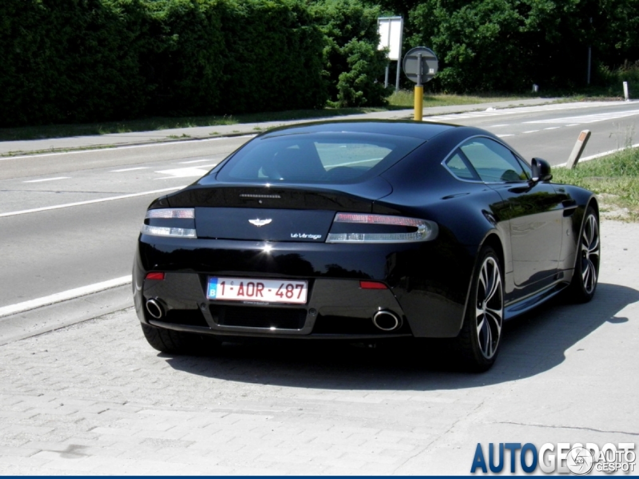 Aston Martin V12 Vantage Carbon Black Edition