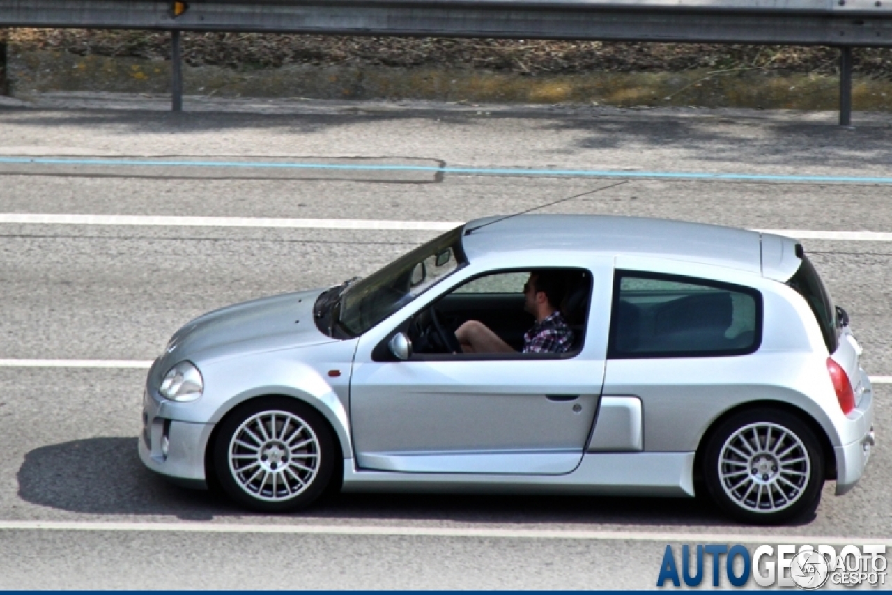 Renault Clio V6