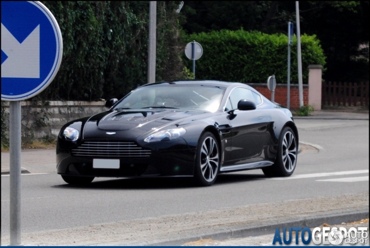 Aston Martin V12 Vantage Carbon Black Edition