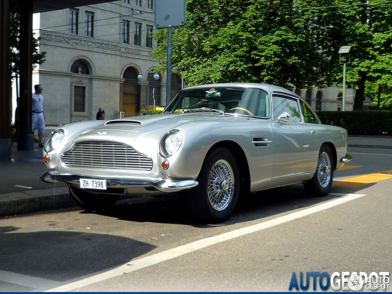 Aston Martin DB4 Series V