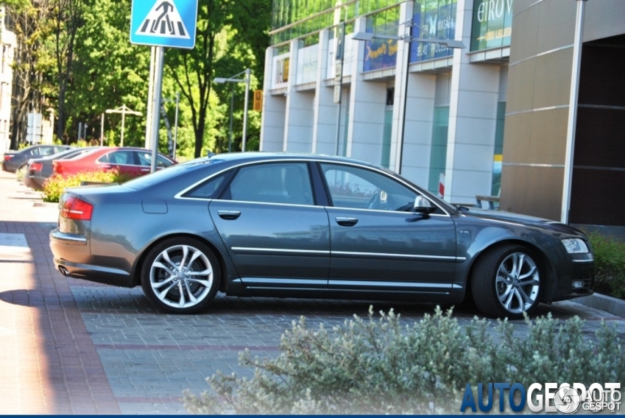 Audi S8 D3